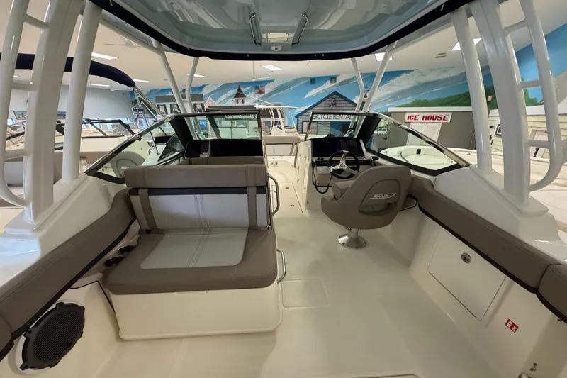Slide: The Image of Boston Whaler 240 Vantage 2026 - 8