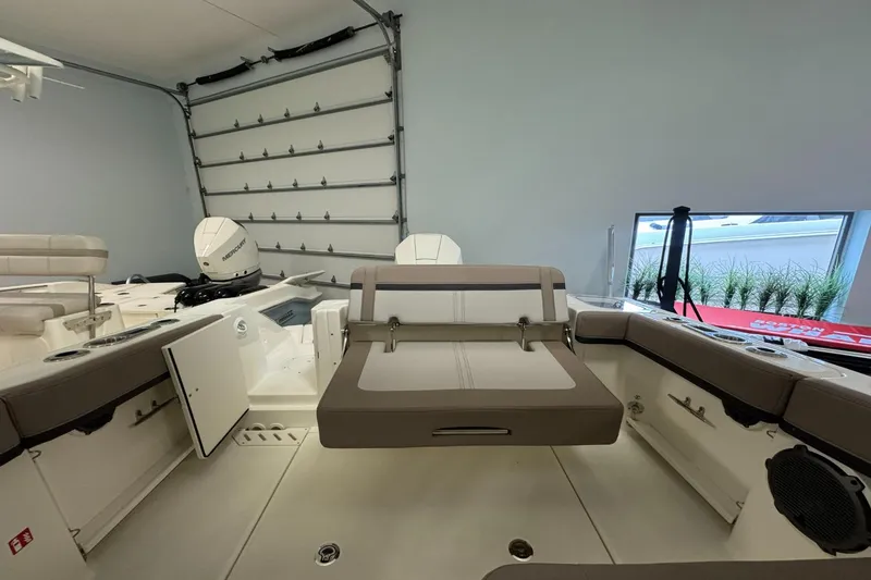 Slide: The Image of Boston Whaler 240 Vantage 2026 - 9