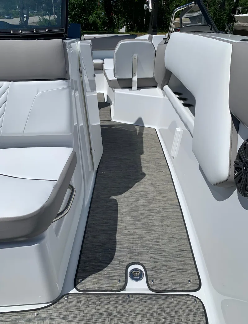 Slide: The Image of Glastron GTD 245 2023 - 51