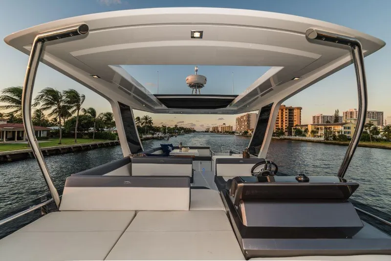 Slide: The Image of Galeon 500 FLY 2026 - 14