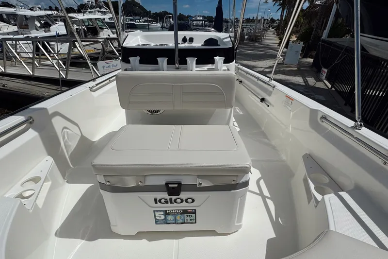 Slide: The Image of Boston Whaler 170 Montauk 2026 - 14