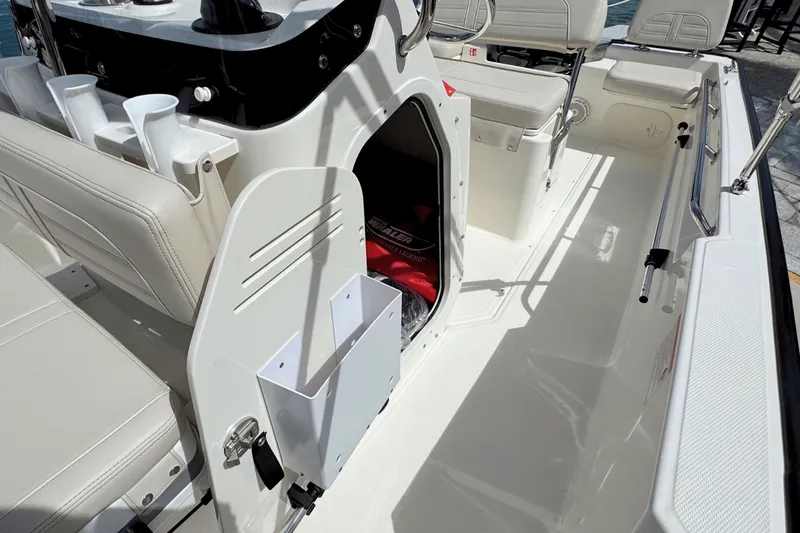 Slide: The Image of Boston Whaler 170 Montauk 2026 - 18