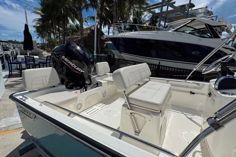 Slide: The Image of Boston Whaler 170 Montauk 2026 - 6