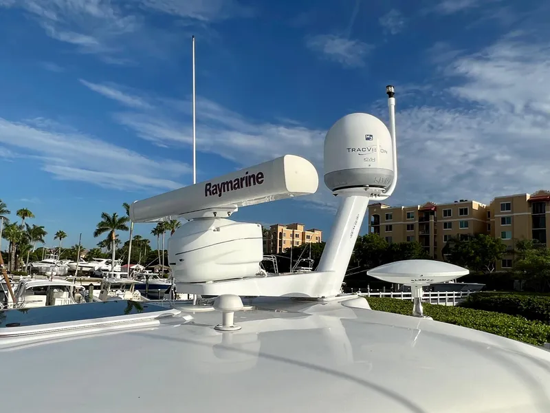 Slide: The Image of Radar and satellite equipment on a 2007 Sea Ray 40 Sundancer yacht. - 9