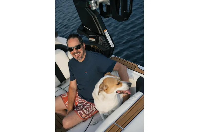 Slide: The Image of Man and dog on 2023 Nautique Super Air GS22E boat. - 33