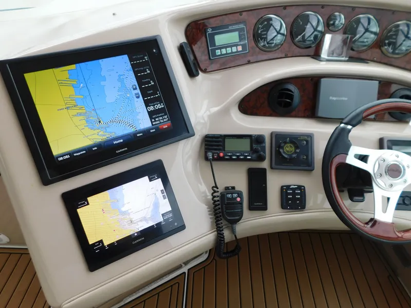 Slide: The Image of Sea Ray 600 Sun Sport 2004 helm with navigation systems. - 13