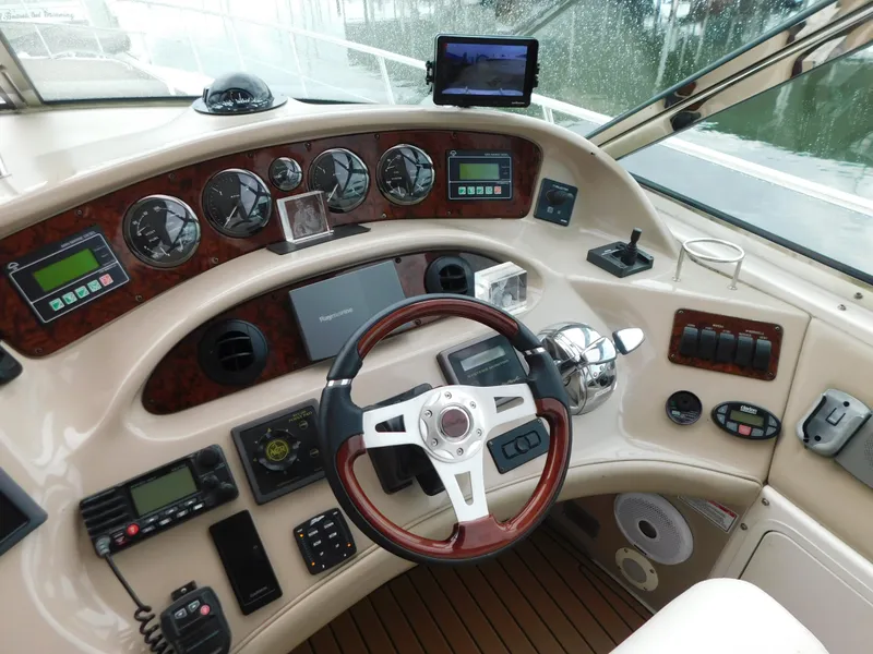 Slide: The Image of 2004 Sea Ray 600 Sun Sport helm with instruments. - 14