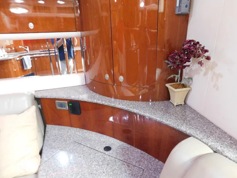 Slide: The Image of Interior of 2004 Sea Ray 600 Sun Sport yacht. - 17