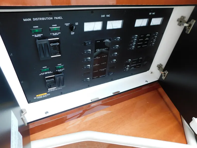 Slide: The Image of Main distribution panel of Sea Ray 600 Sun Sport 2004. - 21