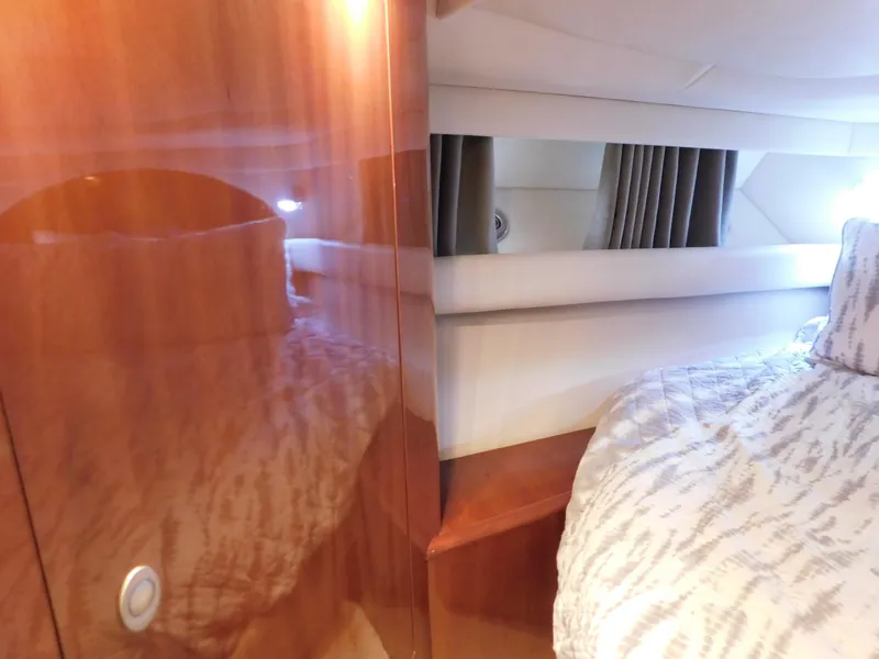 Slide: The Image of Interior of 2004 Sea Ray 600 Sun Sport yacht. - 24