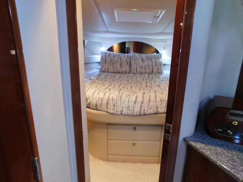 Slide: The Image of Interior of 2004 Sea Ray 600 Sun Sport yacht. - 25