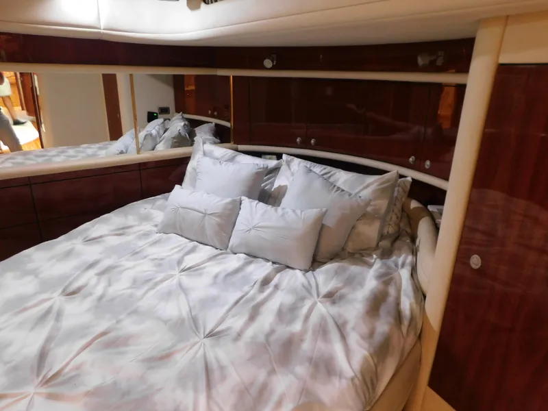 Slide: The Image of Luxurious bedroom in Sea Ray 600 Sun Sport yacht, 2004 model. - 29