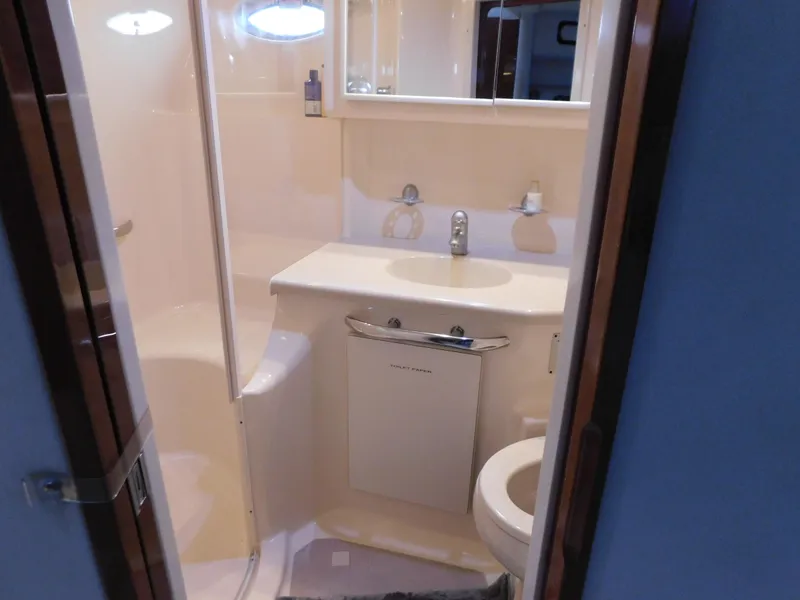 Slide: The Image of Bathroom of 2004 Sea Ray 600 Sun Sport yacht. - 31