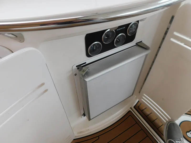 Slide: The Image of Dashboard and fridge on a 2004 Sea Ray 600 Sun Sport. - 9