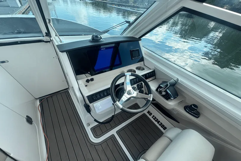 Slide: The Image of Boston Whaler 280 VANTAGE 2023 - 12