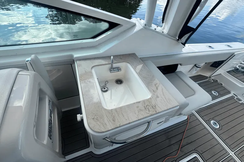 Slide: The Image of Boston Whaler 280 VANTAGE 2023 - 14