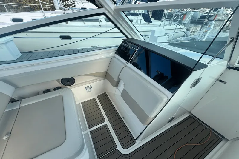 Slide: The Image of Boston Whaler 280 VANTAGE 2023 - 15