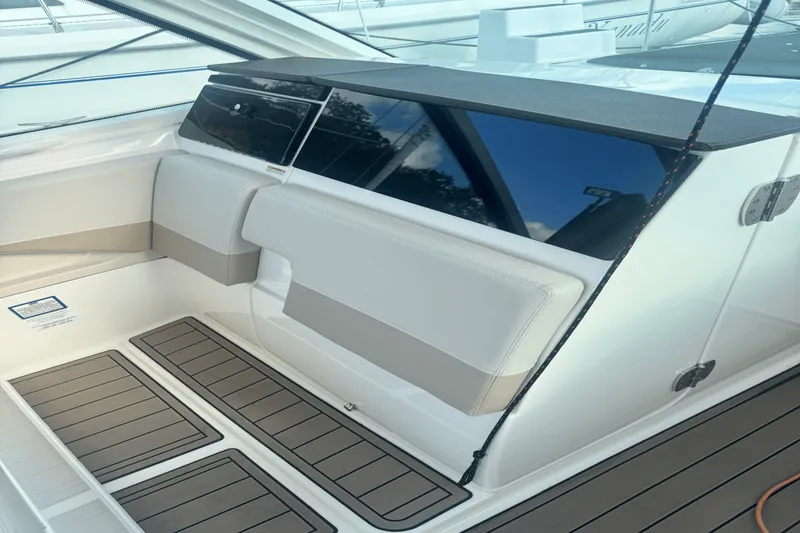 Slide: The Image of Boston Whaler 280 VANTAGE 2023 - 16