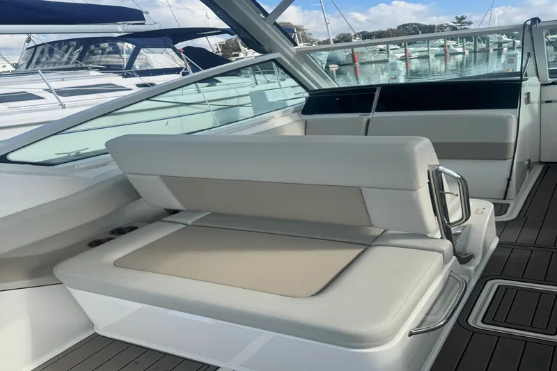 Slide: The Image of Boston Whaler 280 VANTAGE 2023 - 18