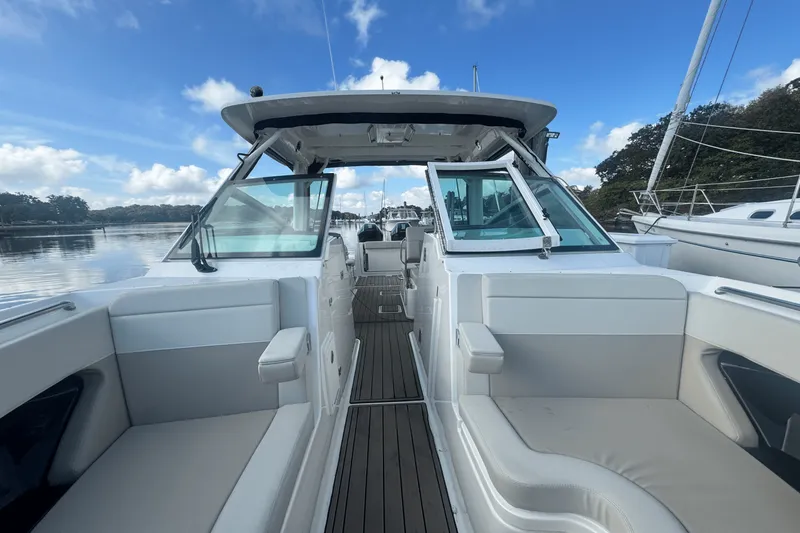 Slide: The Image of Boston Whaler 280 VANTAGE 2023 - 28