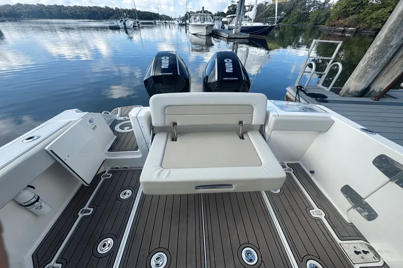 Slide: The Image of Boston Whaler 280 VANTAGE 2023 - 8
