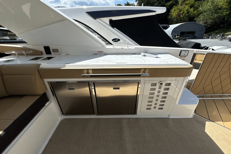 Slide: The Image of Sea Ray SLX 400 Outboard 2026 - 15