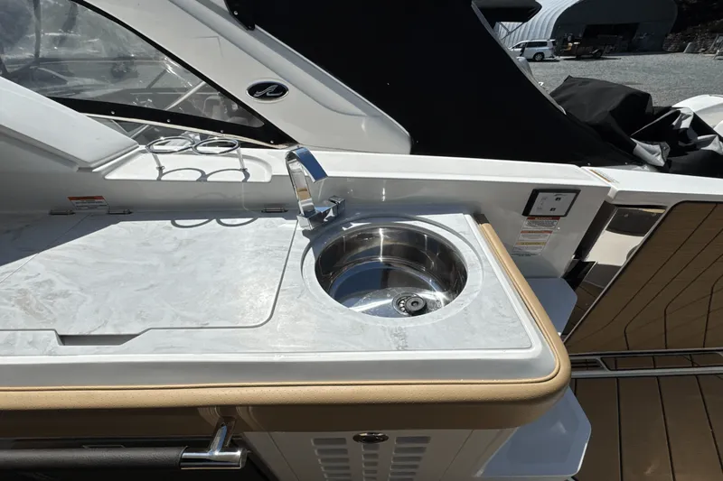 Slide: The Image of Sea Ray SLX 400 Outboard 2026 - 16