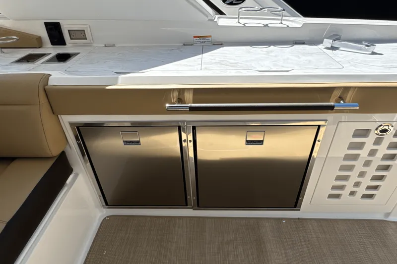 Slide: The Image of Sea Ray SLX 400 Outboard 2026 - 18