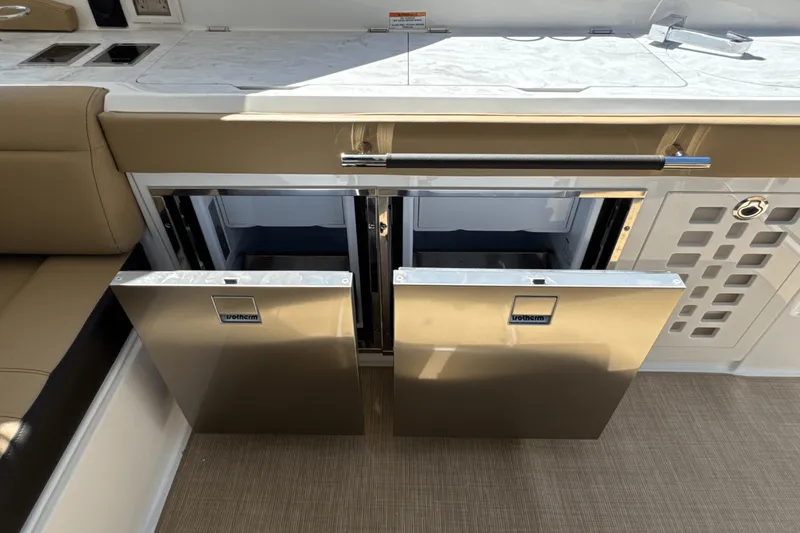 Slide: The Image of Sea Ray SLX 400 Outboard 2026 - 19