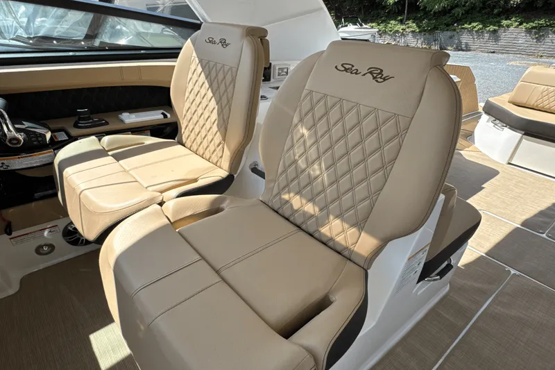 Slide: The Image of Sea Ray SLX 400 Outboard 2026 - 25