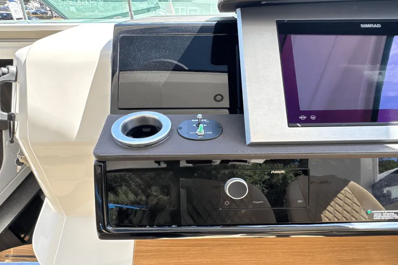 Slide: The Image of Sea Ray SLX 400 Outboard 2026 - 30