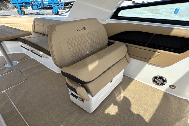 Slide: The Image of Sea Ray SLX 400 Outboard 2026 - 31