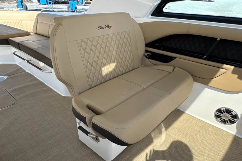 Slide: The Image of Sea Ray SLX 400 Outboard 2026 - 32