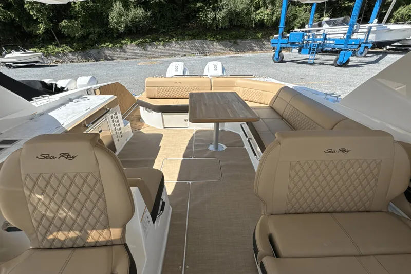 Slide: The Image of Sea Ray SLX 400 Outboard 2026 - 35