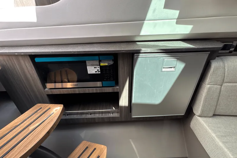 Slide: The Image of Sea Ray SLX 400 Outboard 2026 - 38