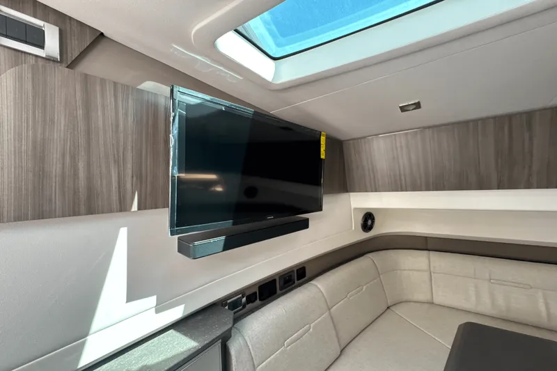 Slide: The Image of Sea Ray SLX 400 Outboard 2026 - 40