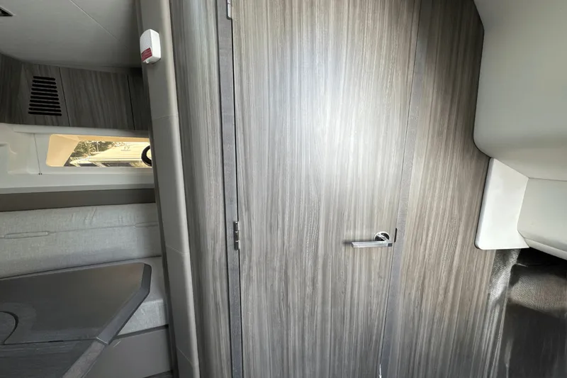 Slide: The Image of Sea Ray SLX 400 Outboard 2026 - 43