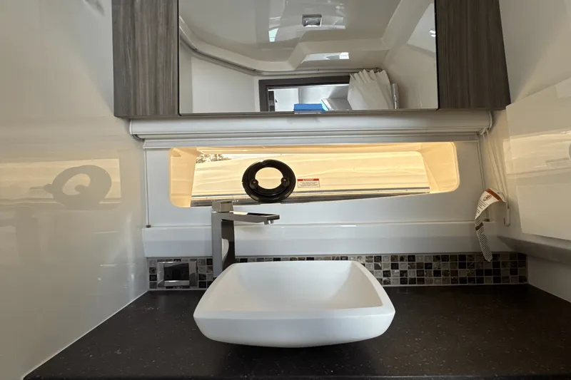 Slide: The Image of Sea Ray SLX 400 Outboard 2026 - 47