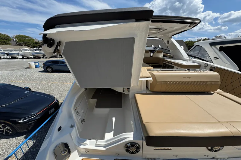 Slide: The Image of Sea Ray SLX 400 Outboard 2026 - 58