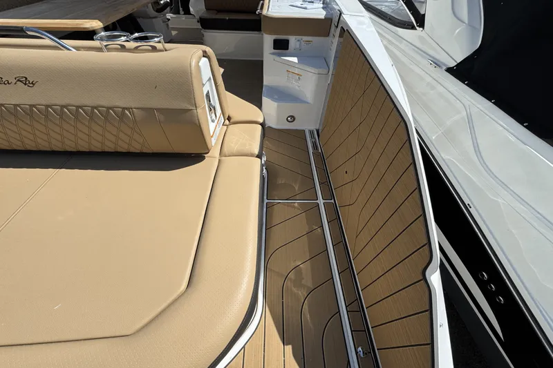 Slide: The Image of Sea Ray SLX 400 Outboard 2026 - 7