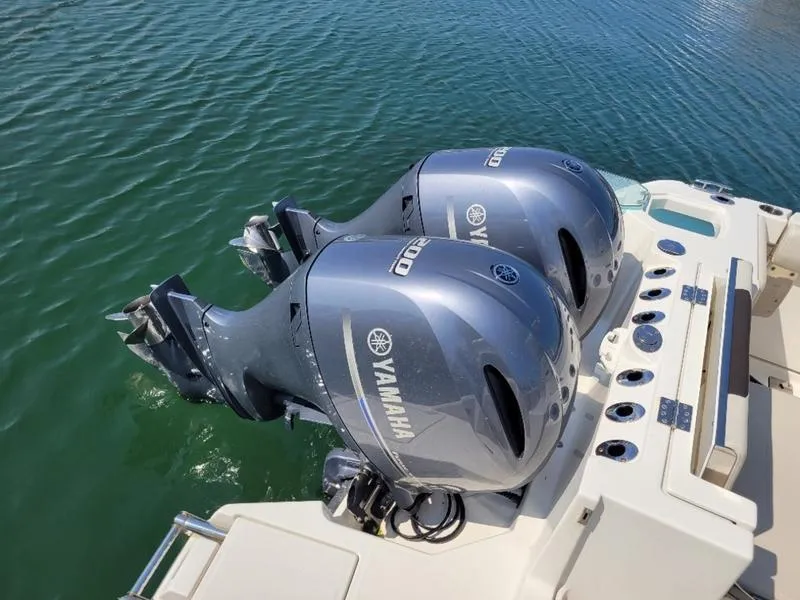 Slide: The Image of Twin Yamaha outboard engines on 2023 Sailfish 272 CC boat in water. - 9