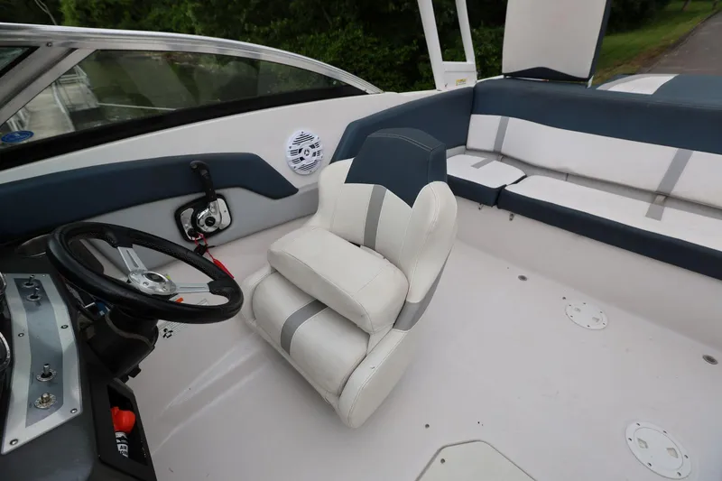 Slide: The Image of Interior of 2015 Four Winns H200 boat with steering wheel and seating. - 9