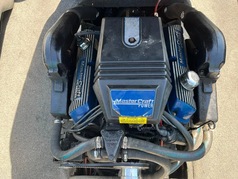Slide: The Image of 1991 MasterCraft Maristar 210 engine, showcasing MasterCraft Power branding and components. - 32