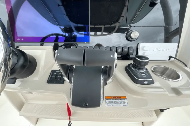 Slide: The Image of Boston Whaler 280 Dauntless 2026 - 15