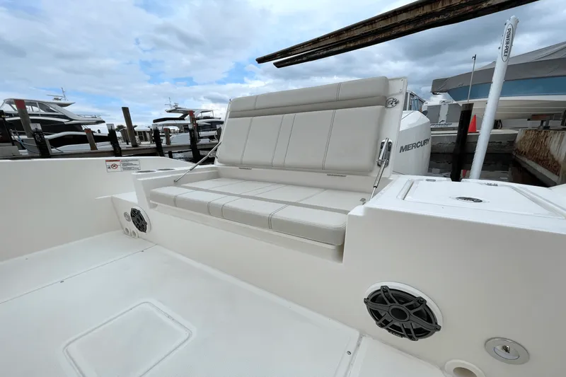 Slide: The Image of Boston Whaler 280 Dauntless 2026 - 6