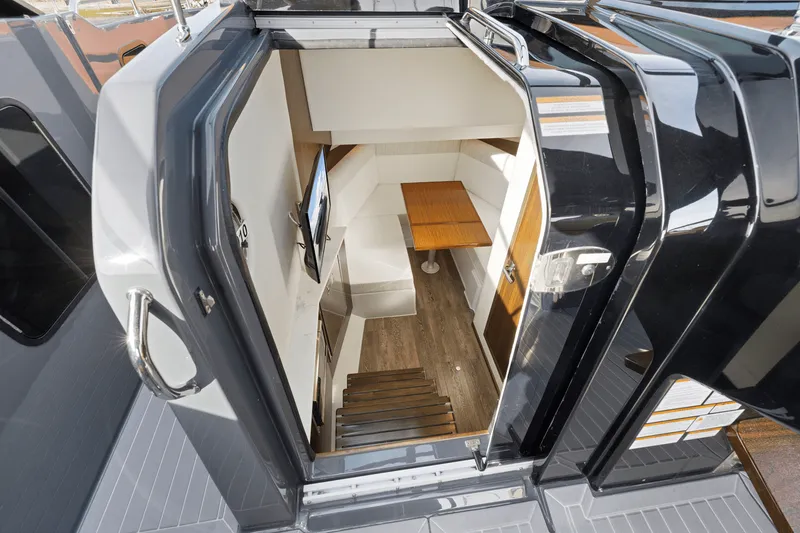 Slide: The Image of Cruisers 38 GLS 2022 - 25