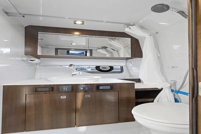 Slide: The Image of Cruisers 38 GLS 2022 - 31