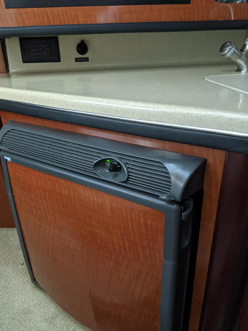 Slide: The Image of 2005 Sea Ray Sundancer 260 interior with seating and sink area. - 17