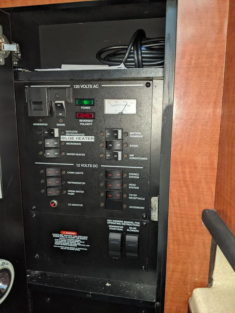 Slide: The Image of Interior of a 2005 Sea Ray 260 Sundancer yacht. - 18