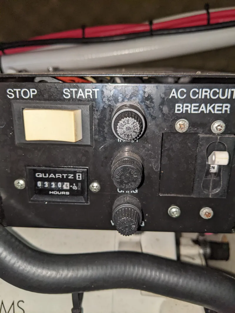 Slide: The Image of Electrical panel of 2005 Sea Ray 260 Sundancer. - 38